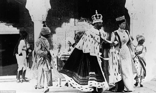 Sau khi vua Edward VII qua đời, George V trở thành hoàng đế nước Anh. 5 tháng sau  lễ đăng quang của vua George V lên ngôi vua của Vương quốc Liên hiệp Anh và Bắc Ireland tại tu viện Westminster, vua George V và Nữ hoàng Mary đã tới Delhi, Ấn Độ trong lễ đăng quang, tuyên bố là Hoàng đế Ấn Độ thuộc Anh ngày 22/6/1911.